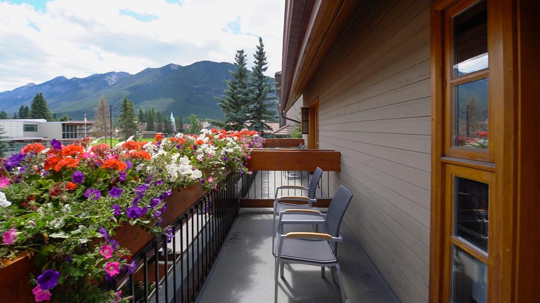 King Suite – Mountain View Balcony,1742625305:JPEG
