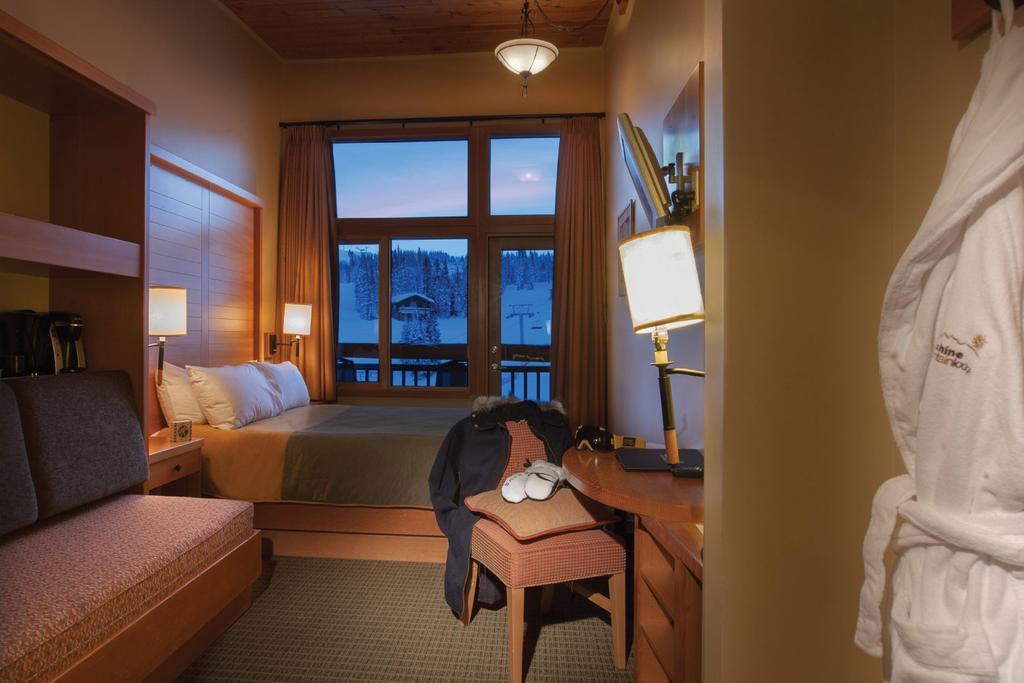 Deluxe Queen Room Balcony Mountain View
